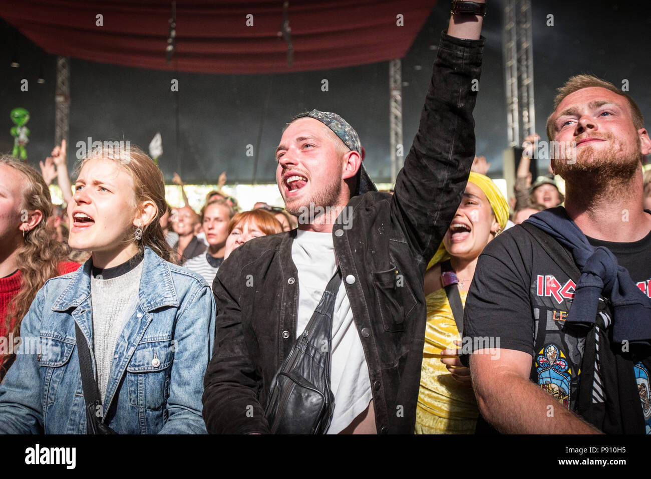 Dänemark, Roskilde - Juli 5, 2018. Festivalbesucher und Musikliebhaber besuchen Sie ein Live Konzert mit der dänischen Rock Trio Nelson können bei den Danish Music festival Roskilde Festival 2018. (Foto: Gonzales Foto - Thomas Rasmussen). Stockfoto