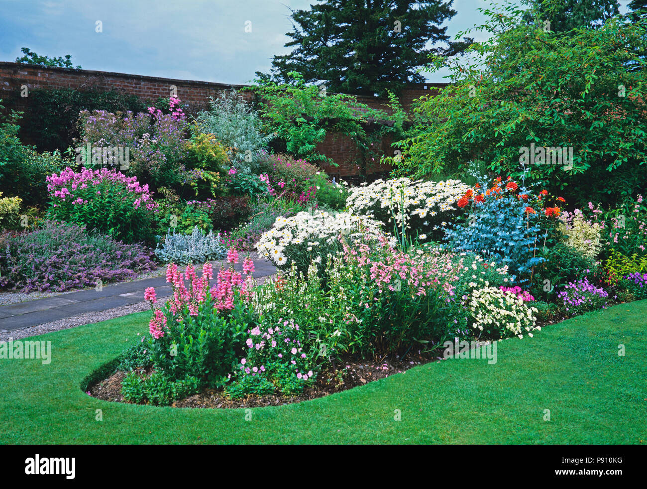 Rosa und weiße Blume Bett bei Country Garden Stockfoto