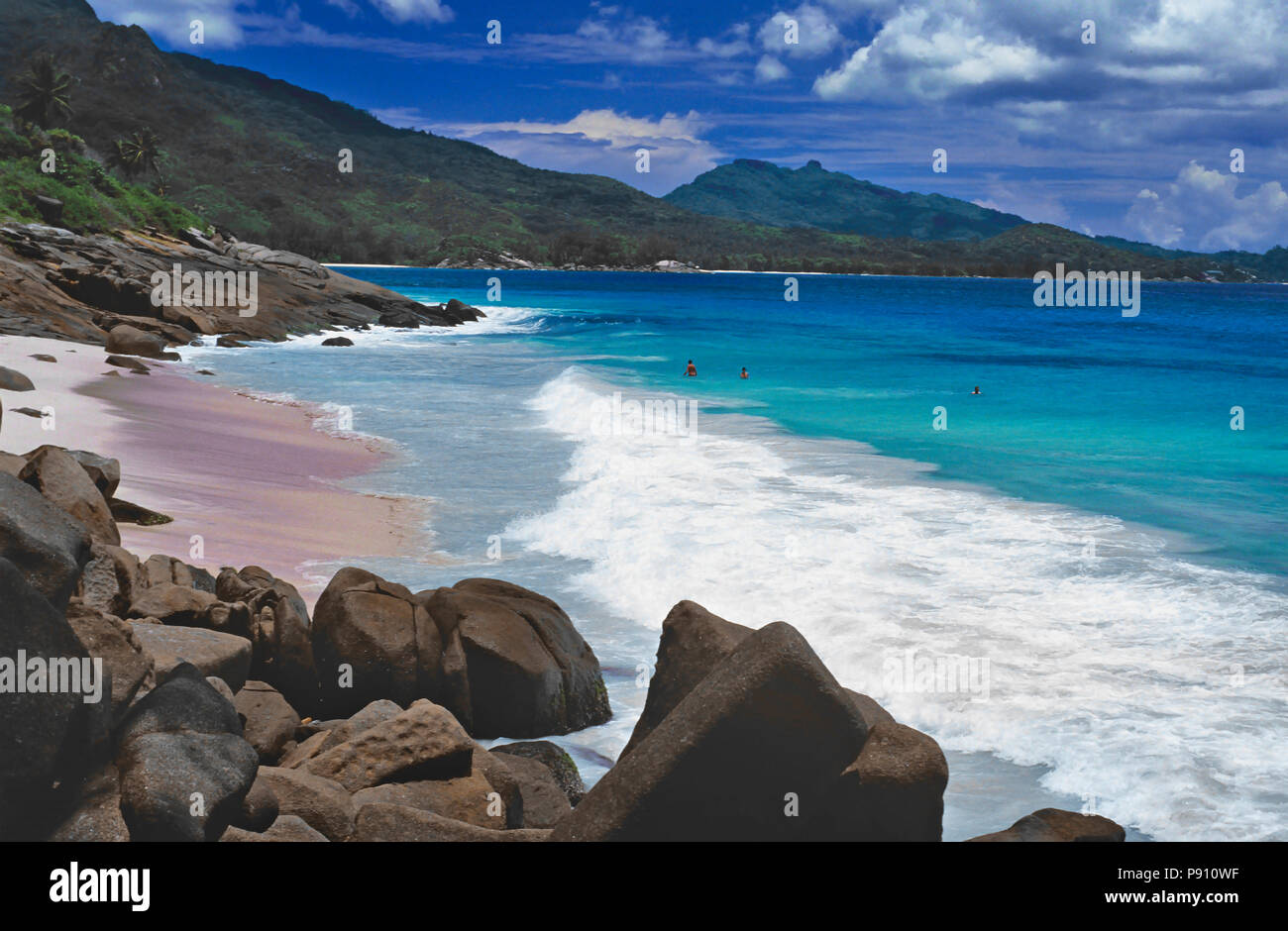 Strand mit Palmen und Blick auf die Insel, Seychellen, Insel, Ost Afrika. Juni 2009. Die schönen Inseln der Seychellen im Indischen Ozean bieten p Stockfoto