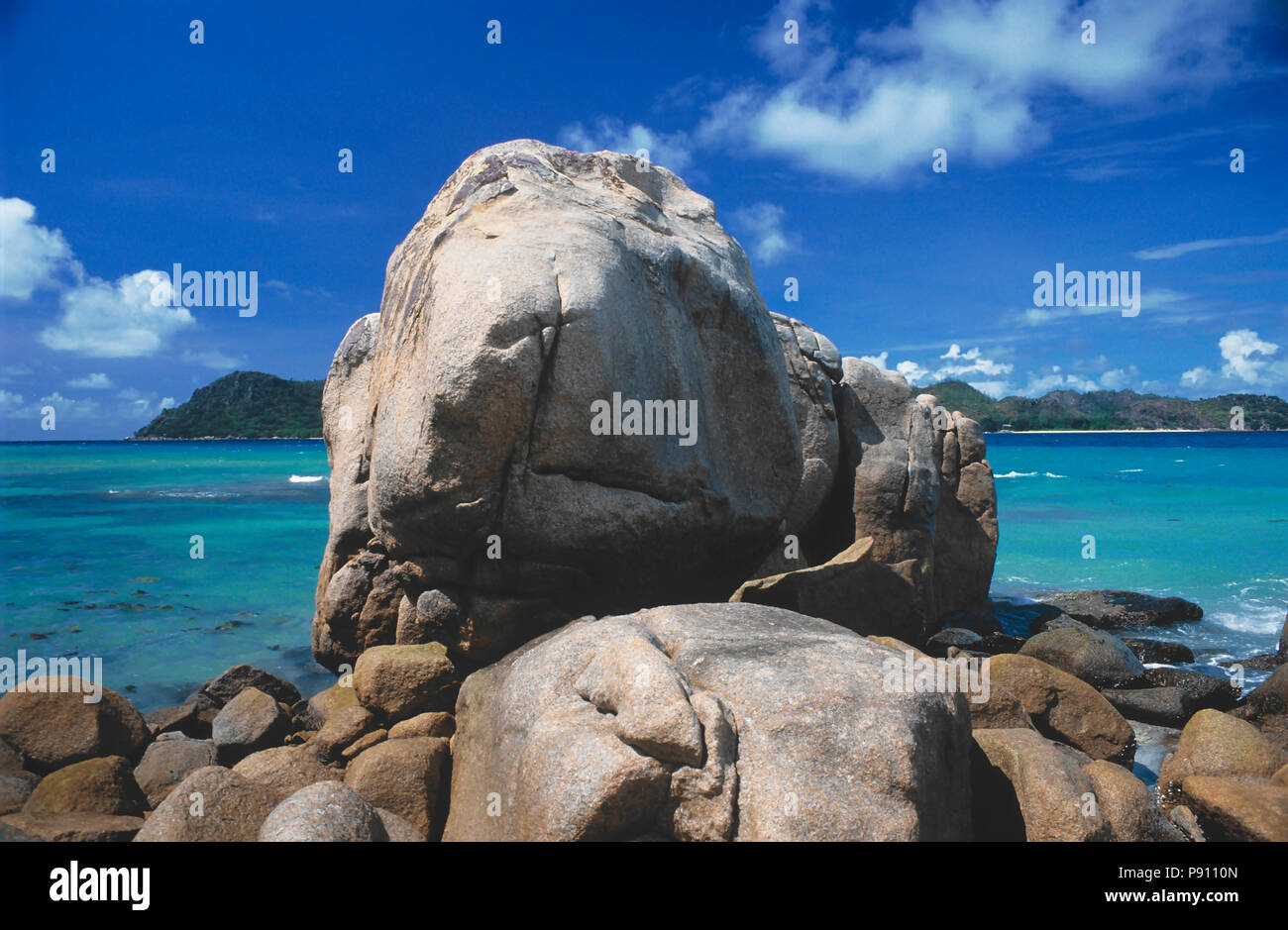 Strand MIT GROSSEN FELSEN UND BLICK AUF DIE INSEL, Seychellen, Insel, Ost Afrika. Juni 2009. Die schönen Inseln der Seychellen im Indischen Ozean bieten p Stockfoto