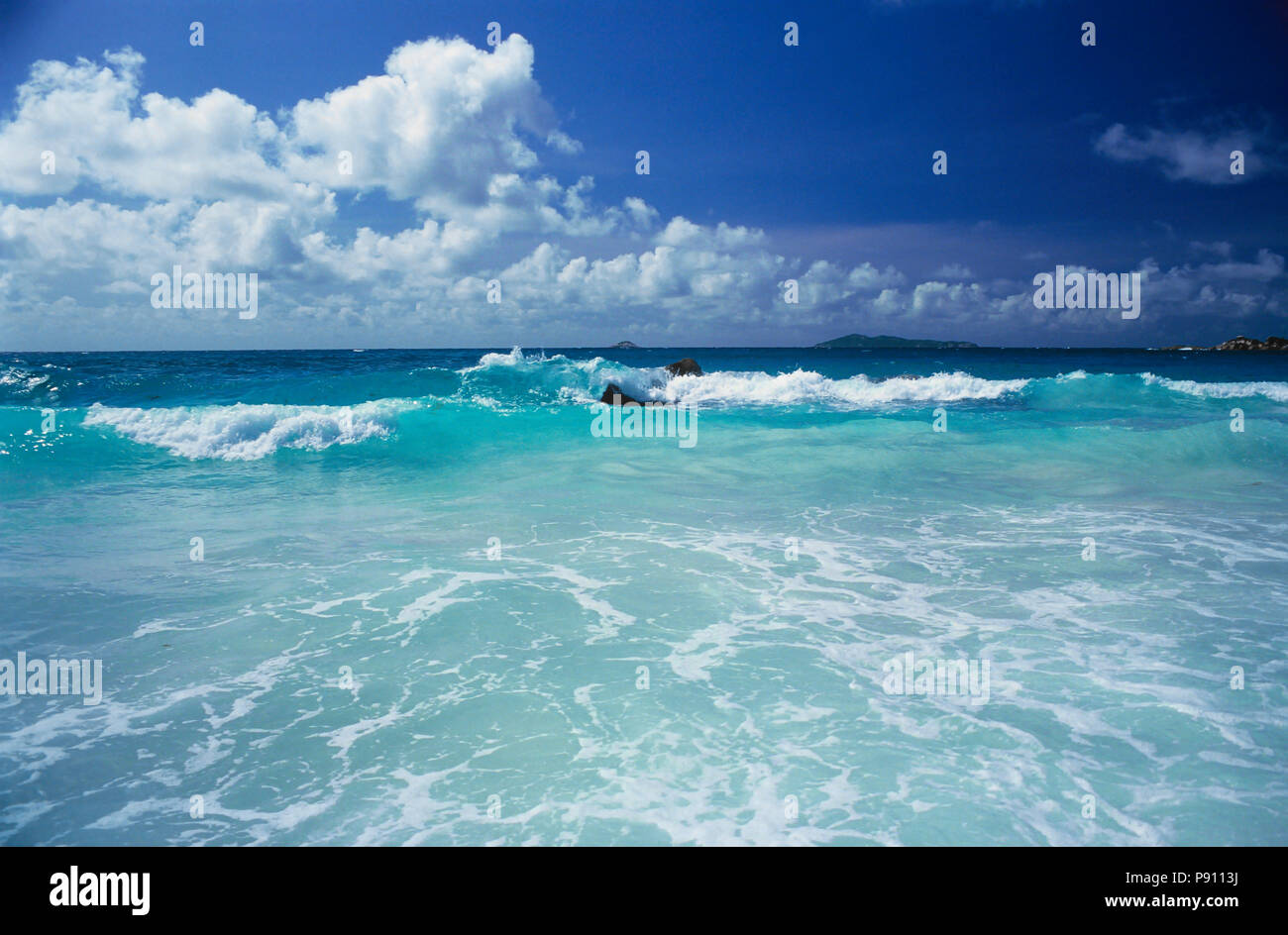 Wellen brechen auf BIRD ISLAND UND BLICK AUF DIE INSEL, Seychellen, Insel, Ost Afrika. Juni 2009. Die schönen Inseln der Seychellen im Indischen Ozean Stockfoto