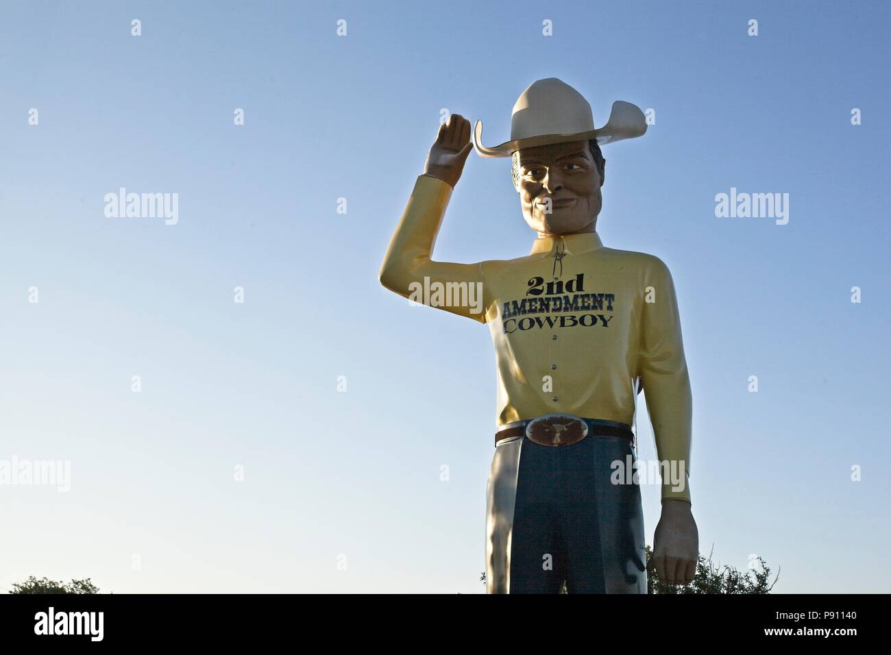 Der zweite Änderungsantrag cowboy Statue in Amarillo Texas an den Cadillac Ranch Kampingplatz ist ein Beweis für die Waffe besitzen Rechte der amerikanischen Bürger Stockfoto