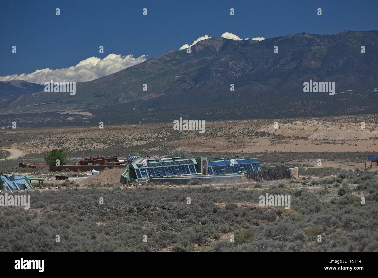 Innovative und nachhaltige earthship Gehäuse gefunden am Stadtrand von Taos New Mexico. Die Häuser mit recycelten und nachhaltigen Materialien und auf p verlassen Stockfoto