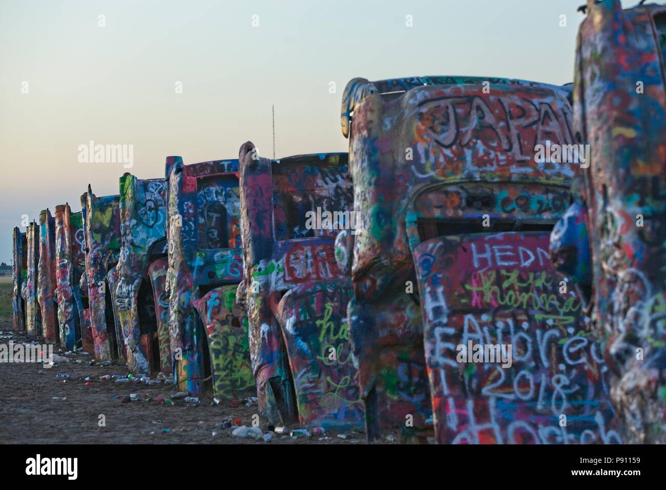 Nach einzigartigen und individuellen Cadillac Ranch bei Amarillo Texas ist jetzt ein trauriges Denkmal für Vandalismus, Graffiti, Müll und Zerstörung Stockfoto