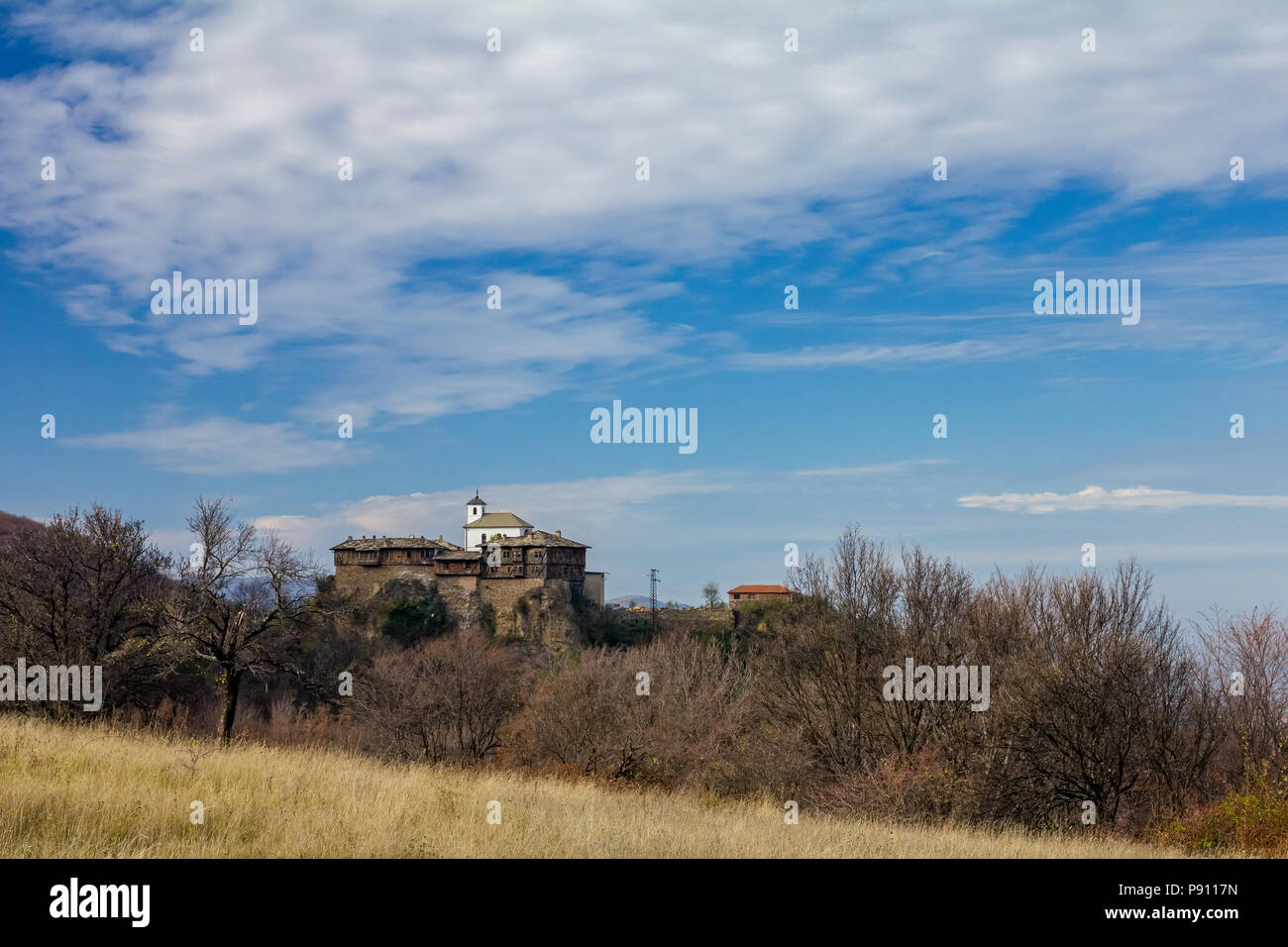 Herbst Landschaft mit Glozhene Kloster St. George von weit weg. Dies ist aus dem 13. Jahrhundert alte Gebäude aus Stein und Holz in Bulgarien. Orthodoxe Kloster Stockfoto