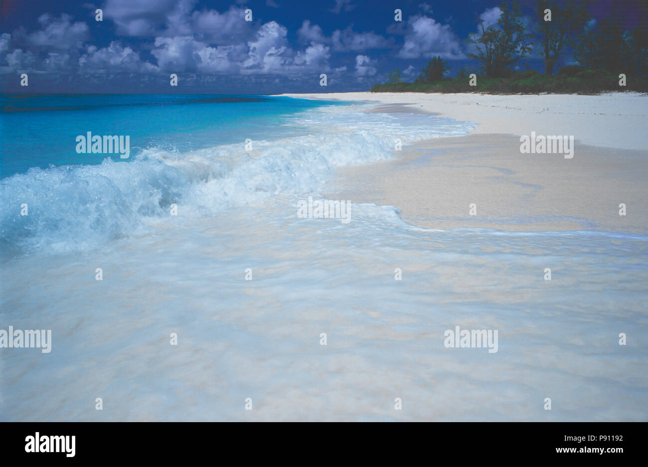 Blick auf den Strand auf BIRD ISLAND UND BLICK AUF DIE INSEL, Seychellen, Insel, Ost Afrika. Juni 2009. Die schönen Inseln der Seychellen im Indischen Ozean aus Stockfoto