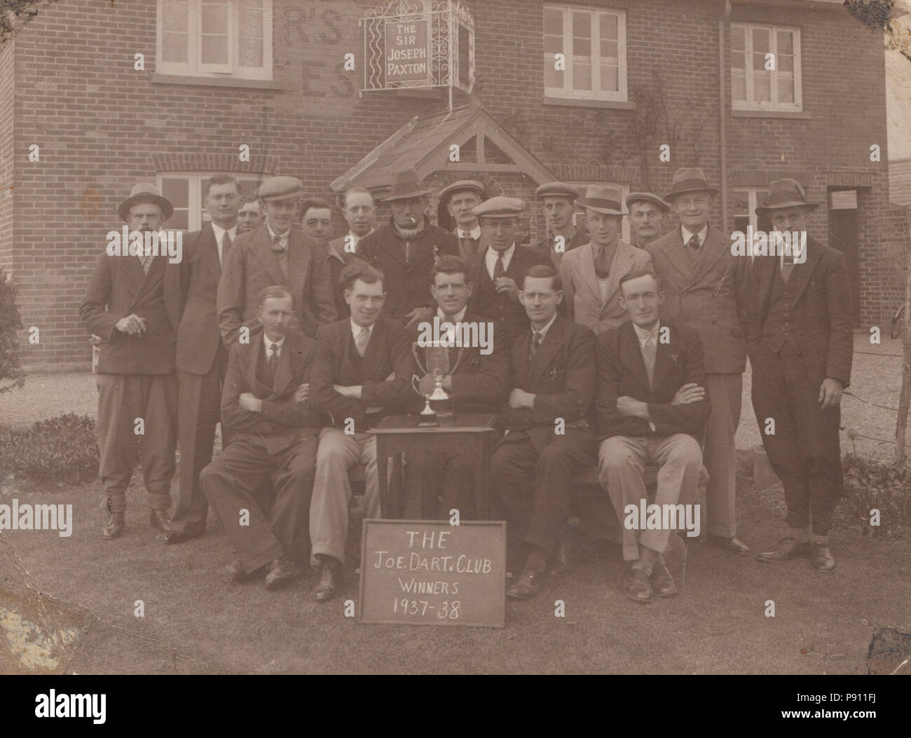 Die Sir Joseph Paxton Pub Darts Club Team Gewinner 1937-1938. Adresse 272 Jagt Teich Straße, Locks Heath, Hampshire, England Stockfoto