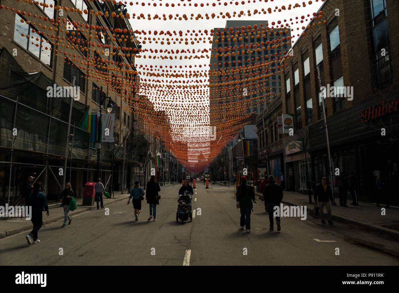 Rosa Kugeln Übergabe von St. Catherine Street in Montreal, Quebec Stockfoto