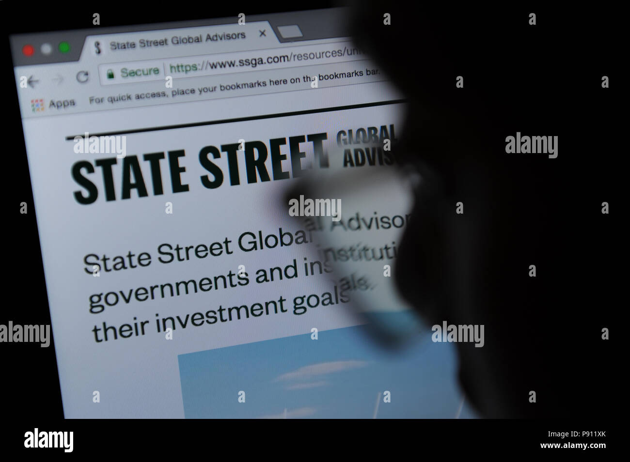 Eine Person sieht an der State Street Global Advisors website Stockfoto