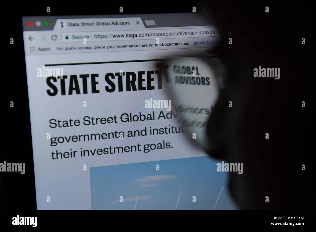 Eine Person sieht an der State Street Global Advisors website Stockfoto