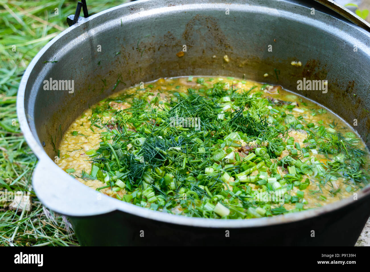 Lecker brei Couscous mit Fleisch, Gemüse und frische Kräuter in einem Topf  kochen auf die Natur. Nahaufnahme Stockfotografie - Alamy