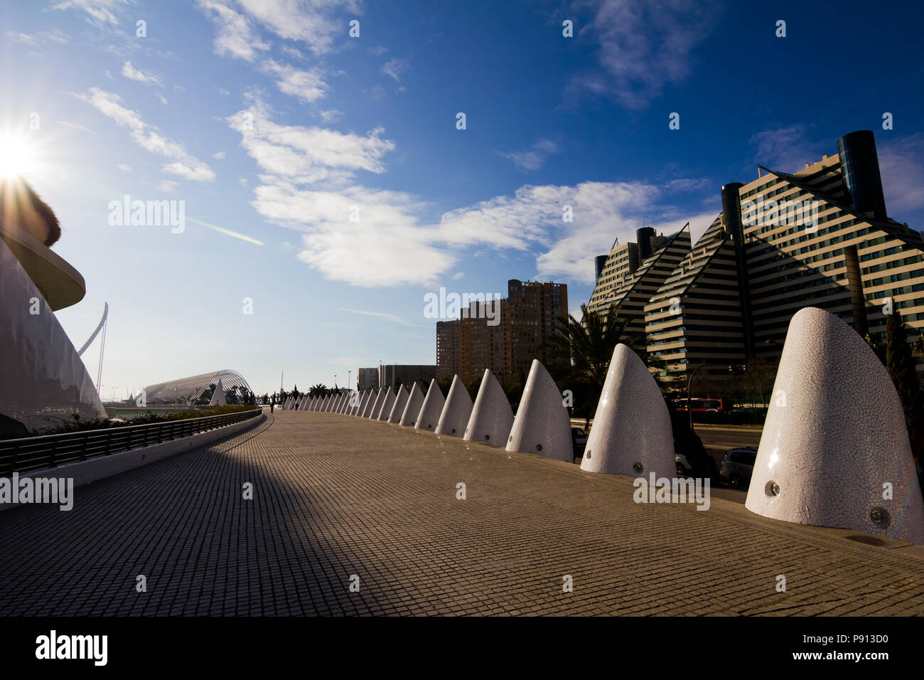 Wandern in der Nähe des Museums für Wissenschaft in Valencia in einer schönen sonnigen Frühlingstag, Spanien. Blick auf die stadt Wohngebäude Stockfoto