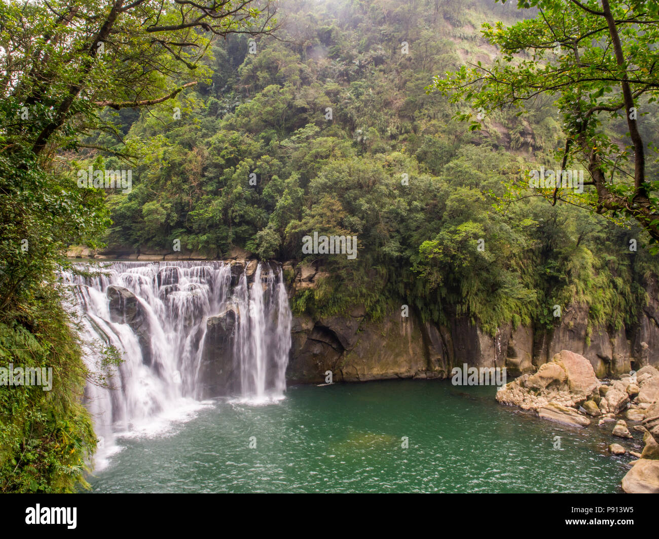 Pingxi shifen Wasserfall im Bezirk in New Taipei. Keelung River, Pingxi, neue Taipei, Taiwan. Schachtelhalm - Punchbowl Wasserfall. Stockfoto