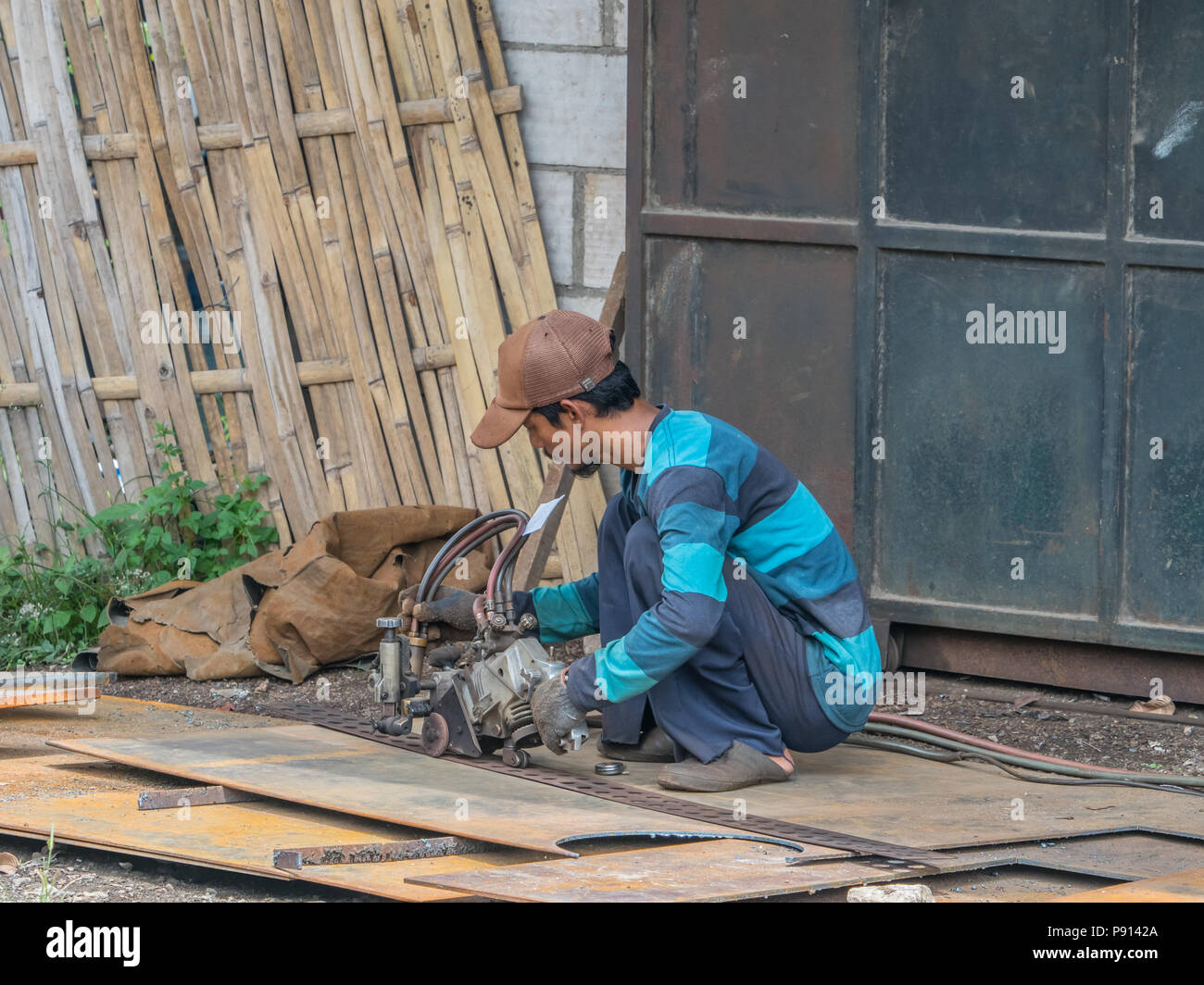 Jakarta, Indonesien - 20. Februar 2018: Mann der Reparatur des Motors Motorrad auf der Straße von Jakarta. Stockfoto