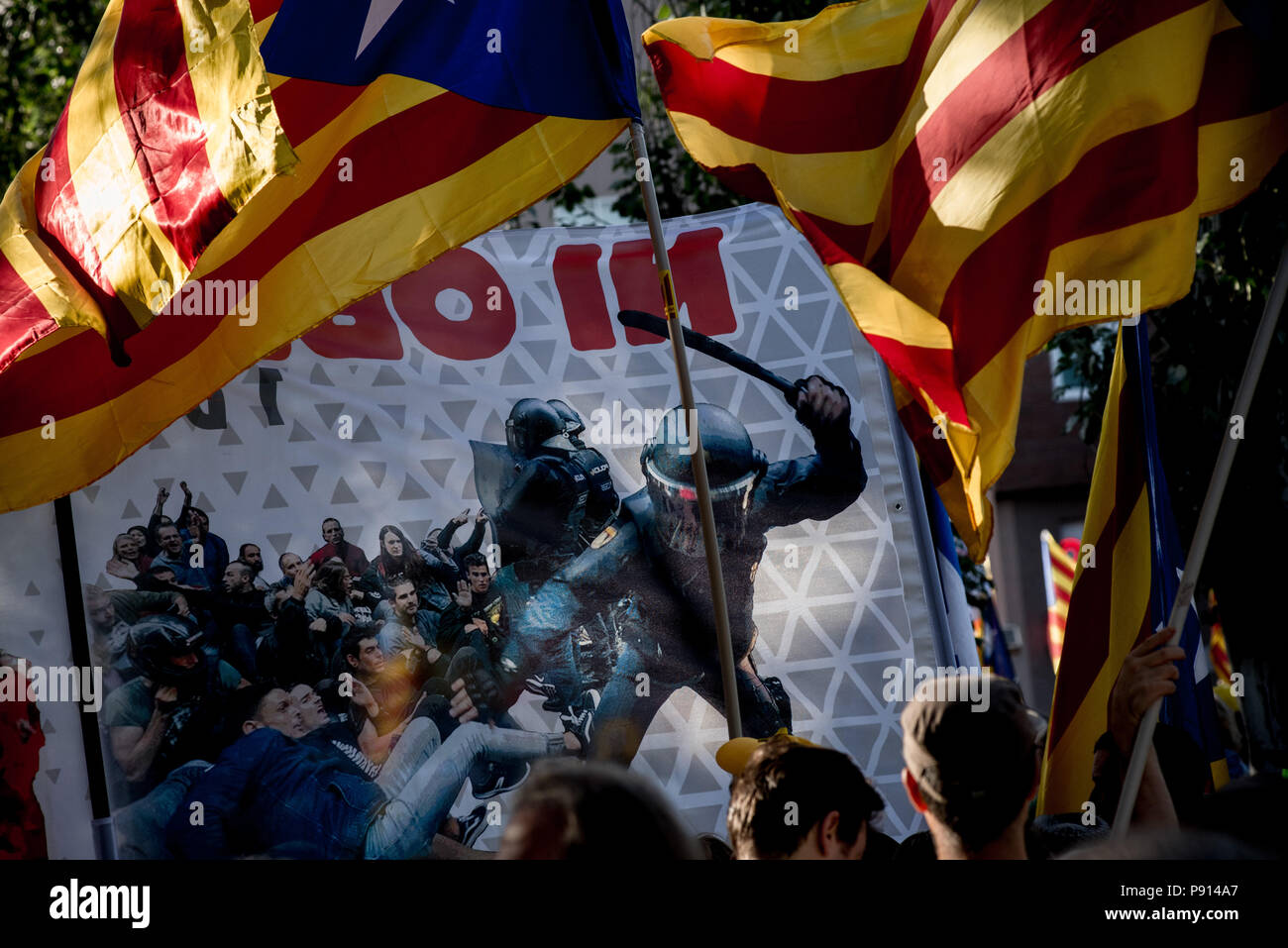 Ein Banner zeigt die Brutalität der Polizei der ersten Oktober das Referendum ist unter estelades oder pro-unabhängigkeit Flaggen in Barcelona gesehen. Zehntausende von thousa Stockfoto