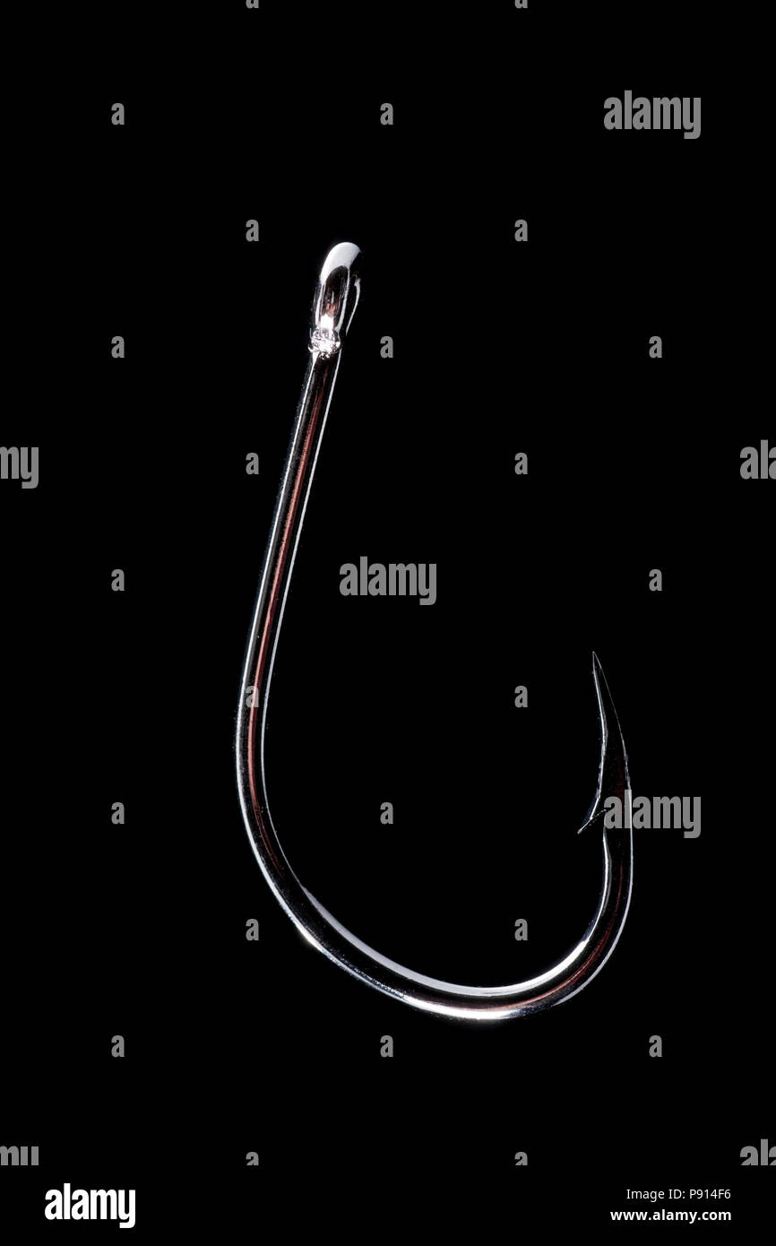 Eine große, mit Widerhaken versehenen Angelhaken fotografiert auf einem schwarzen Hintergrund. Dorset England UK GB Stockfoto