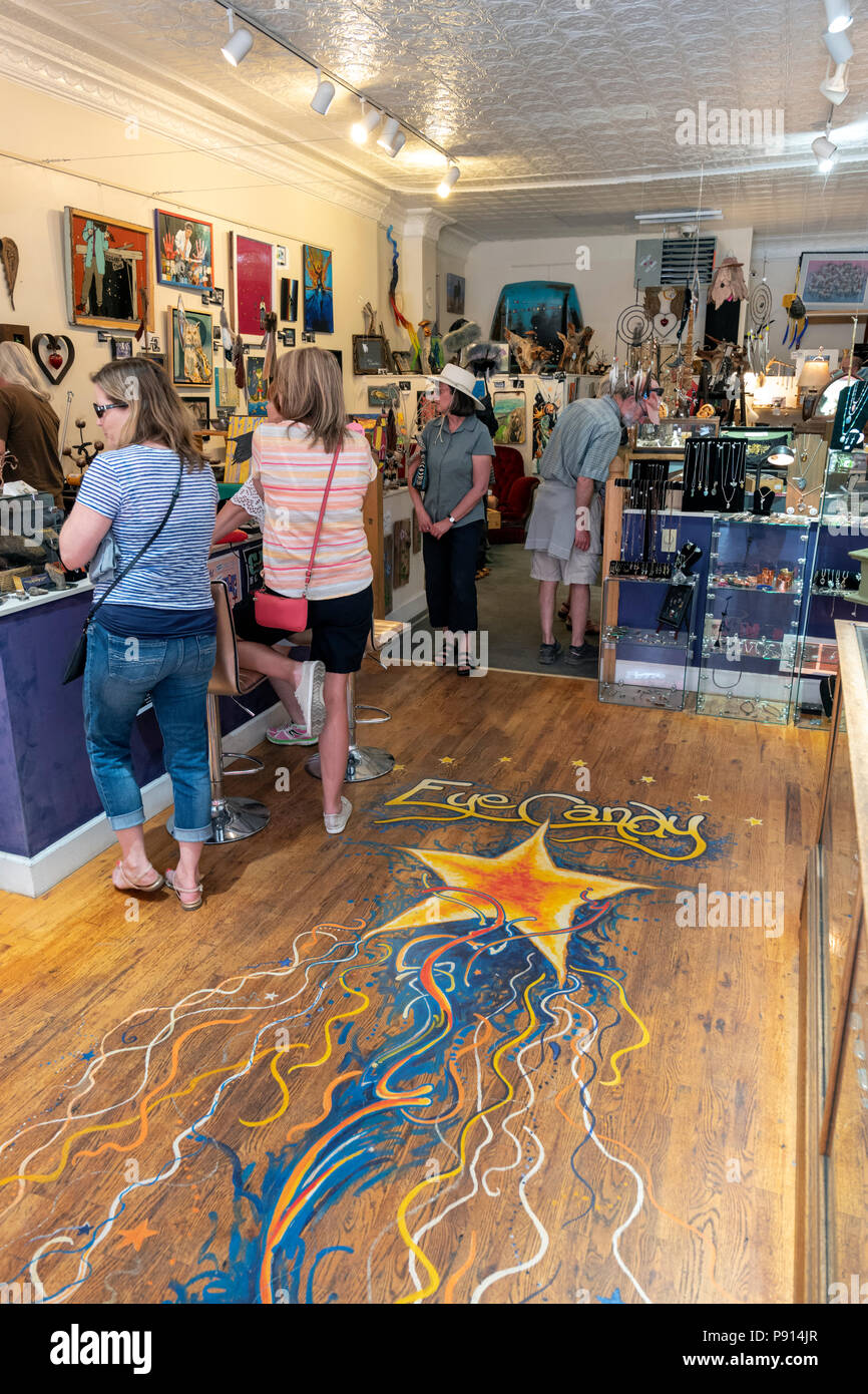 Besucher genießen die jährliche kleine Stadt ArtWalk Festival, Eye Candy Shop & Gallery, Salida, Colorado, USA Stockfoto