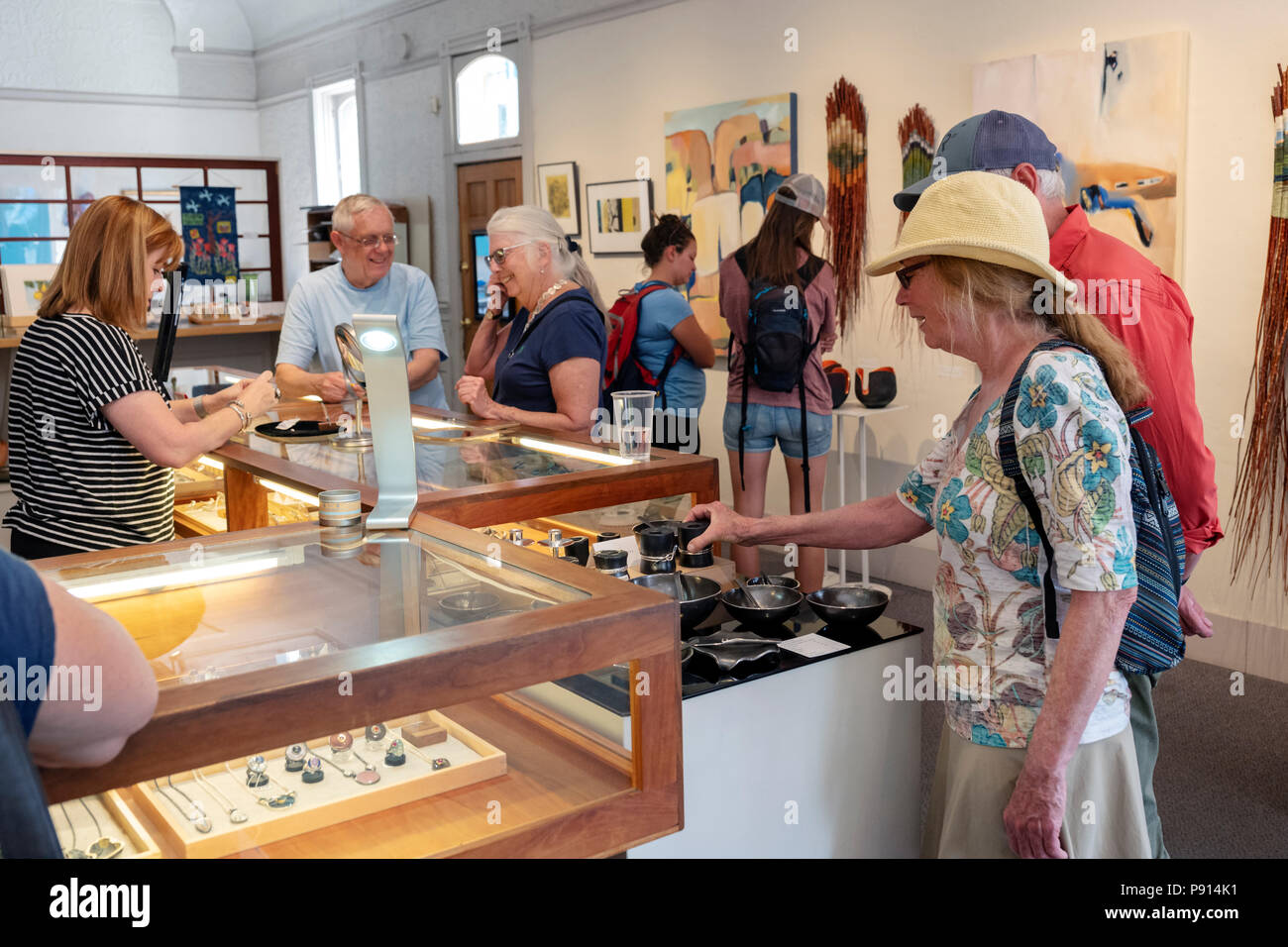Besucher genießen die jährliche kleine Stadt ArtWalk Festival, Culture Clash Galerie, Salida, Colorado, USA Stockfoto