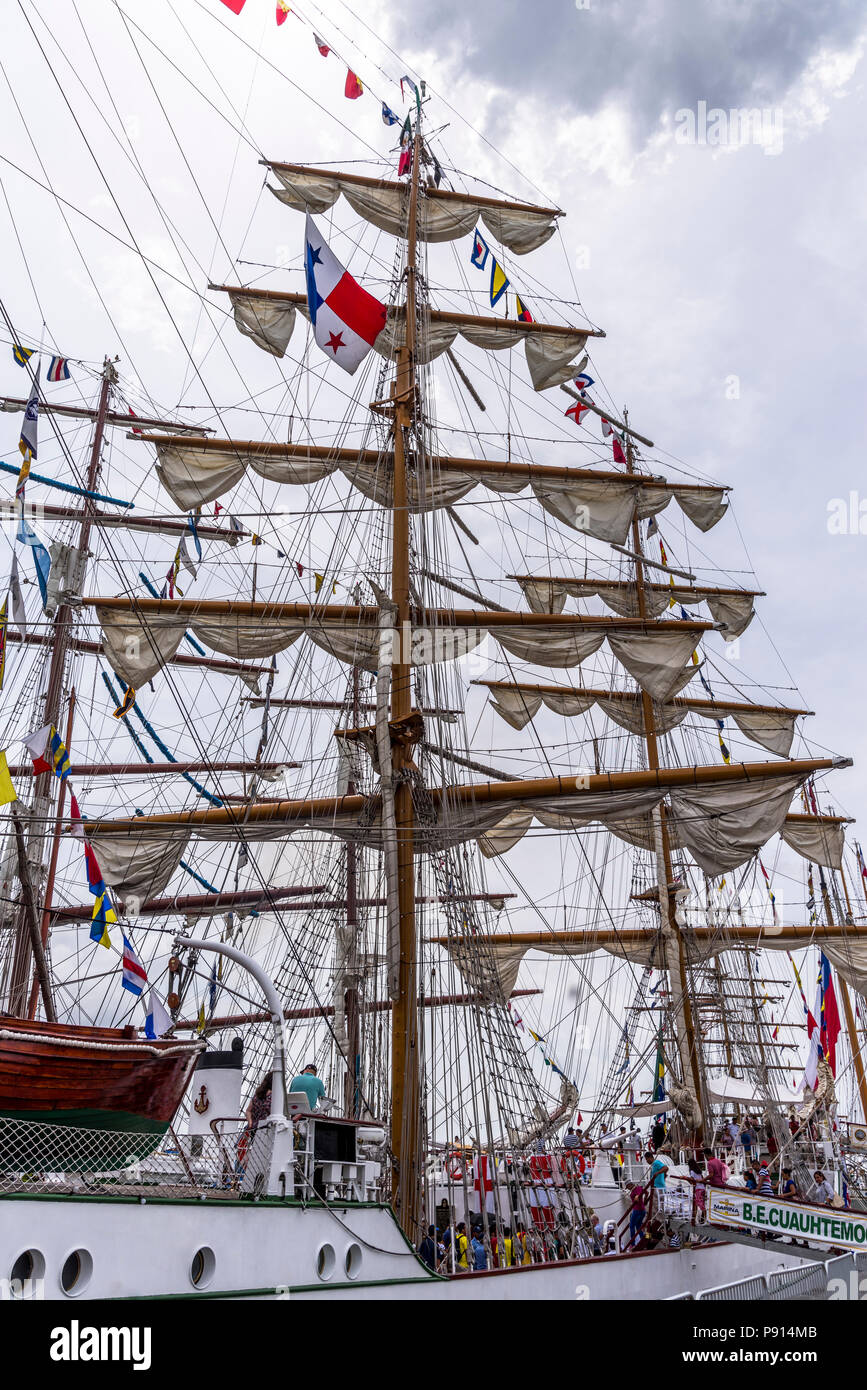 Mast der Segelschiffe hohen Spar, oder der Anordnung der Balken bei Tall Ships Velas Latinoamerica 2018 regata Stockfoto