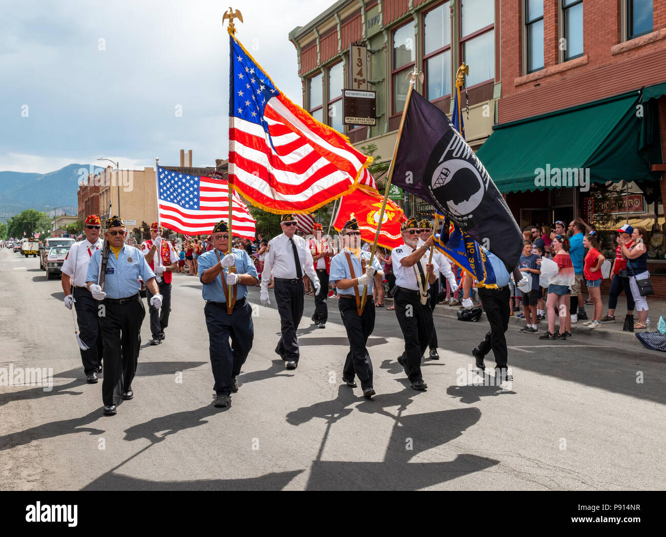 American Legion Veteranen führen die jährlichen Viertel der Juli Parade in der kleinen Bergstadt Salida, Colorado, USA Stockfoto