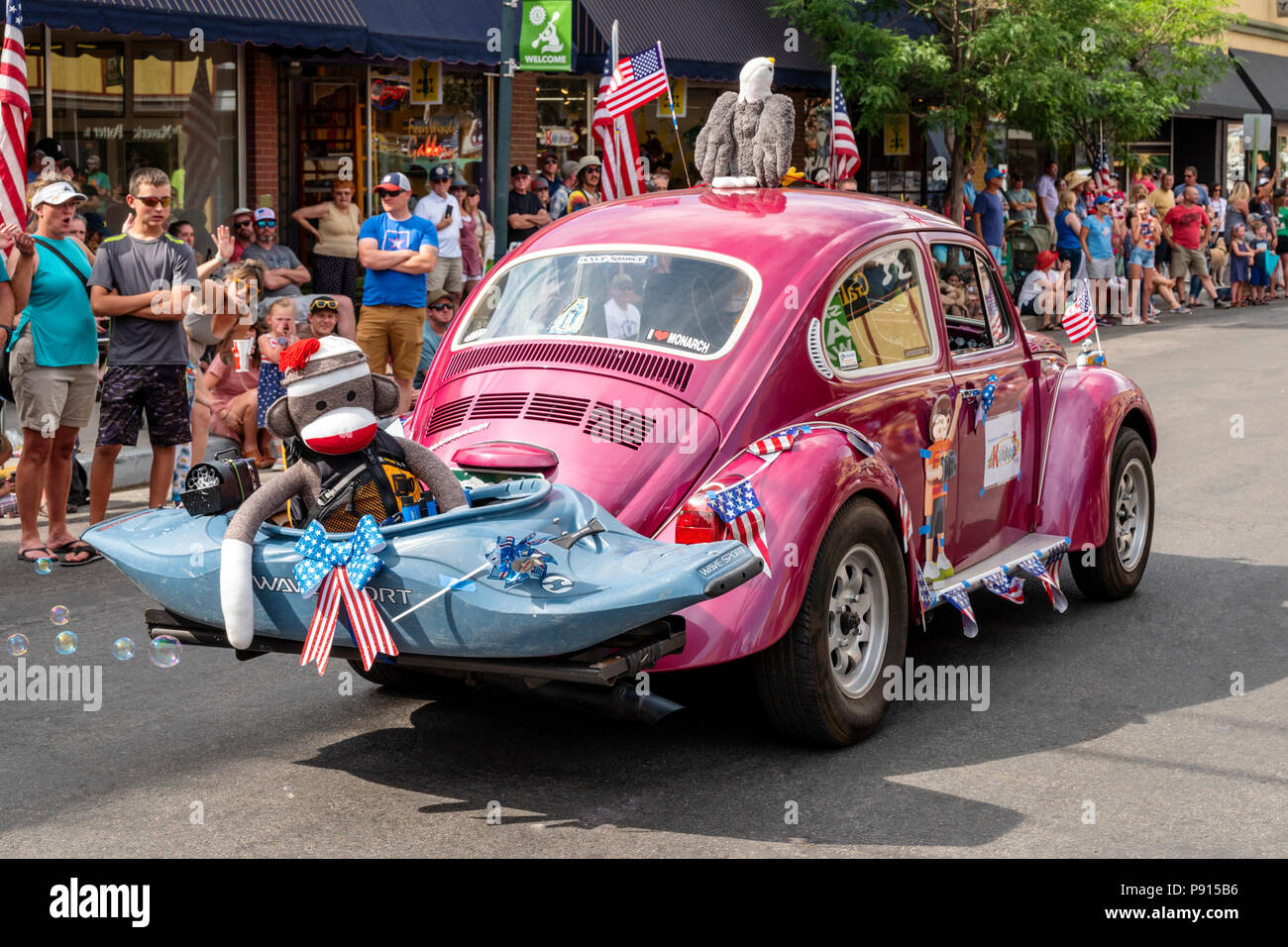 Antike Volkswagon Beetle Auto; jährliche Viertel der Juli Parade in der kleinen Bergstadt Salida, Colorado, USA. Stockfoto