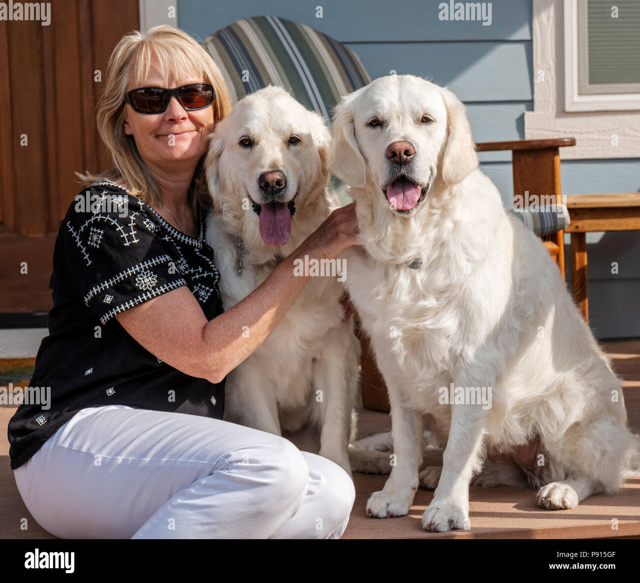 Outdoor Portrait von Frau mit ihren zwei wunderschöne Platin farbige Golden Retriever Hunde; Salida, Colorado, USA Stockfoto