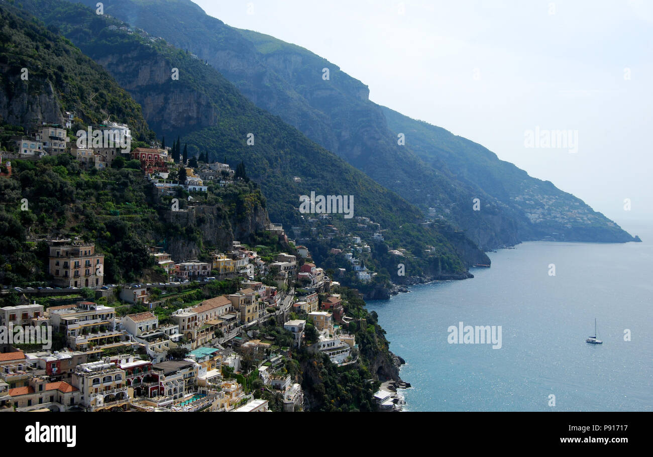 Blick hinunter vom Berg, der weiß getünchten Gebäuden von Positano bis hinunter zur Küste Küste, Amalfi Küste, Italien Stockfoto