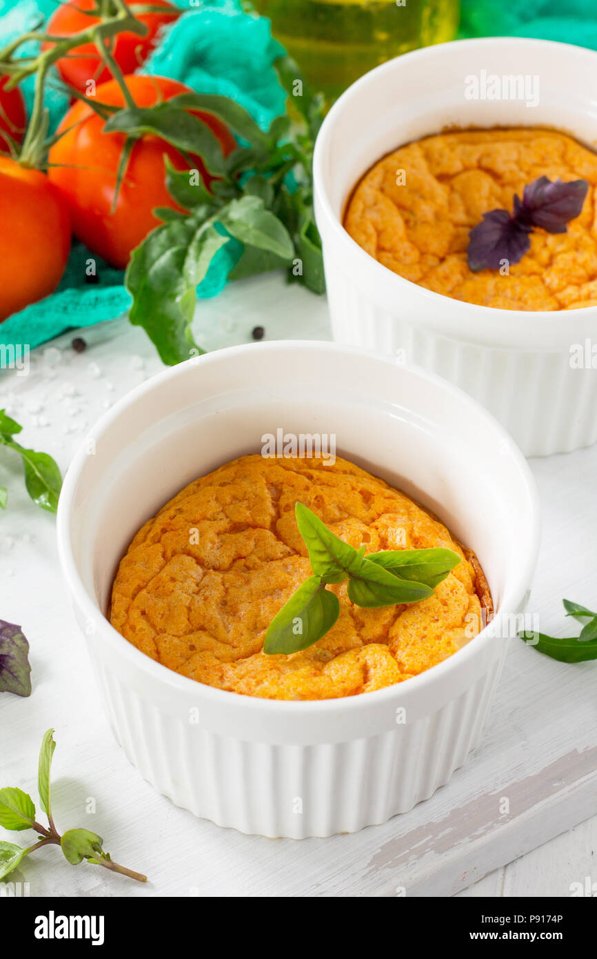 Vegetarier Vitamin frühstück Französisch gebackenen Käse Auflauf mit Tomaten close-up auf einem Holztisch. Vegane Gerichte. Die richtige Ernährung. Gesunde Lebensweise. Stockfoto