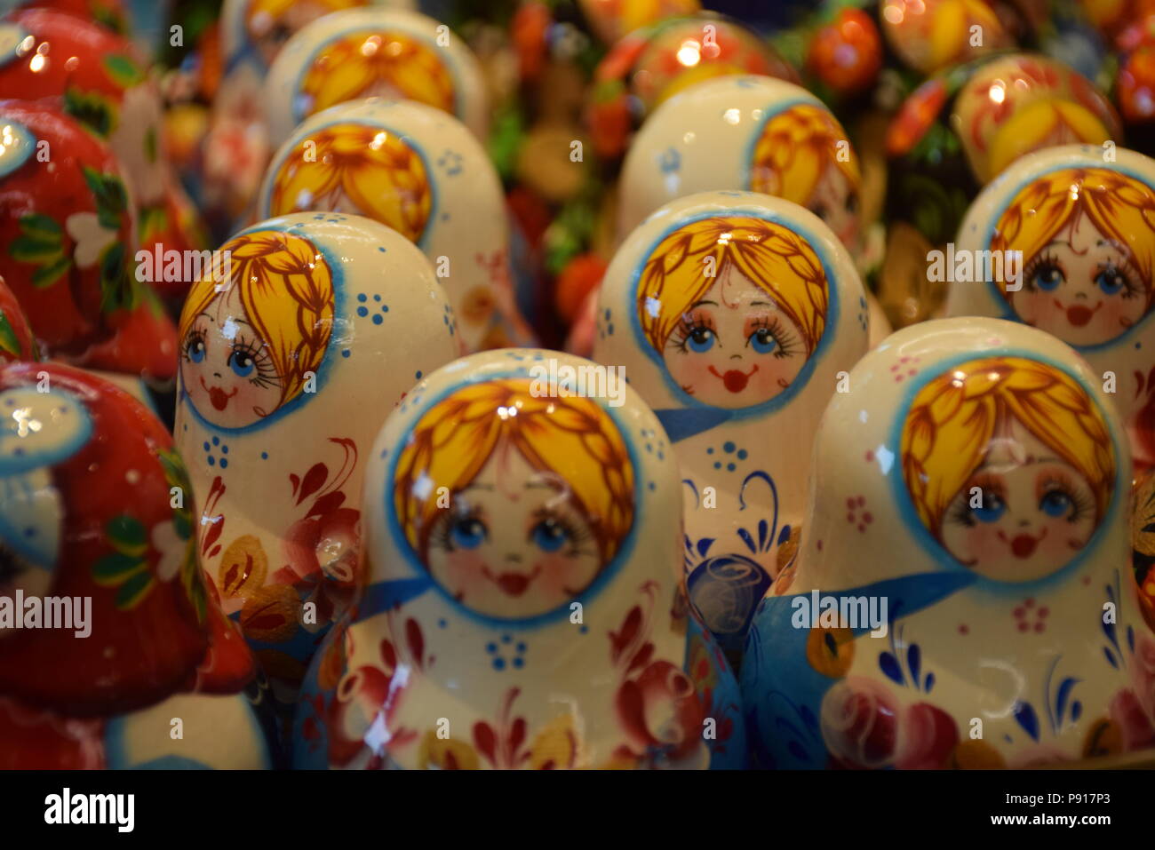 Gruppe von farbigen Matrjoschka Puppen in einem Souvenirshop. Matrjoschka ist ein Satz von Puppen aus Holz mit abnehmender Größe platziert man innerhalb einer anderen Stockfoto