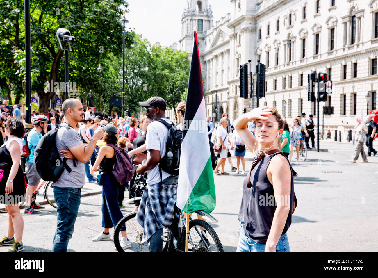 London, England, UK. 13. Juli 2018. Eine Frau gesehen, die Durchführung einer interpretativen Tanz. Durch anti-Trumpf-Anhänger gegen Donald Trump Besuch im Vereinigten Königreich, die in London stattfand, zu protestieren. Quelle: Joel Fowler/SOPA Images/ZUMA Draht/Alamy leben Nachrichten Stockfoto