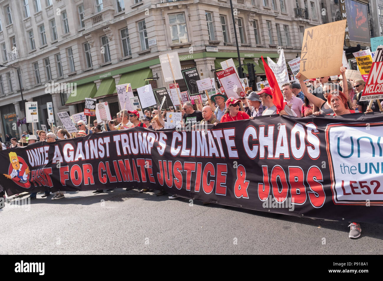 Regent Street, London, UK. Am Freitag, dem 13. Juli 2018. Protestmarsch gegen Donald Trump in England. Credit: Paul Carstairs/Alamy Leben Nachrichten. Stockfoto