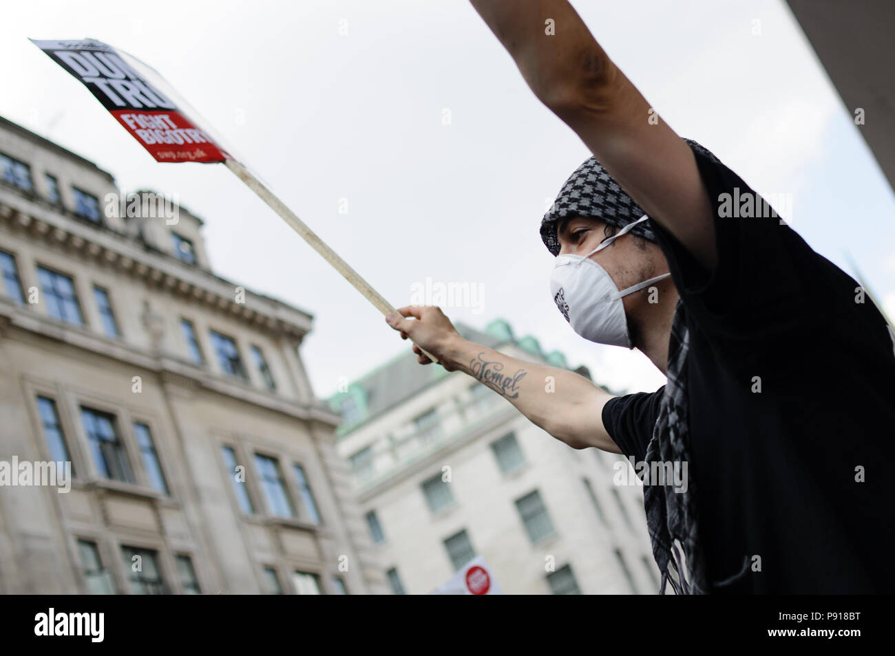 London, Großbritannien. 13. Juli 2018. Ein Mann hält ein Plakat gesehen mit seinem Gesicht während der Demonstration abgedeckt. Protest gegen US-Präsident Donald Trump Besuch in Großbritannien am zweiten Tag der Aufenthalt im Land. Quelle: David Cliff/SOPA Images/ZUMA Draht/Alamy leben Nachrichten Stockfoto