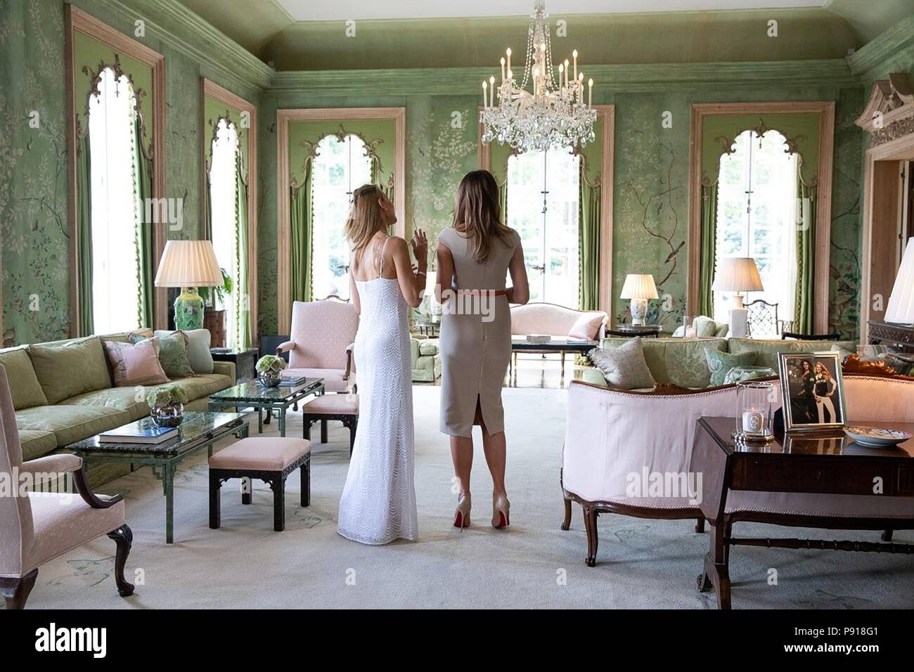 London, UK, 13. Juli 2018. Us-First Lady Melania Trump, rechts, mit Suzanne Ircha, Ehefrau des Amerikanischen Botschafters in das Vereinigte Königreich an Winfield House Juli 12, 2018 in London, England. Credit: Planetpix/Alamy leben Nachrichten Stockfoto