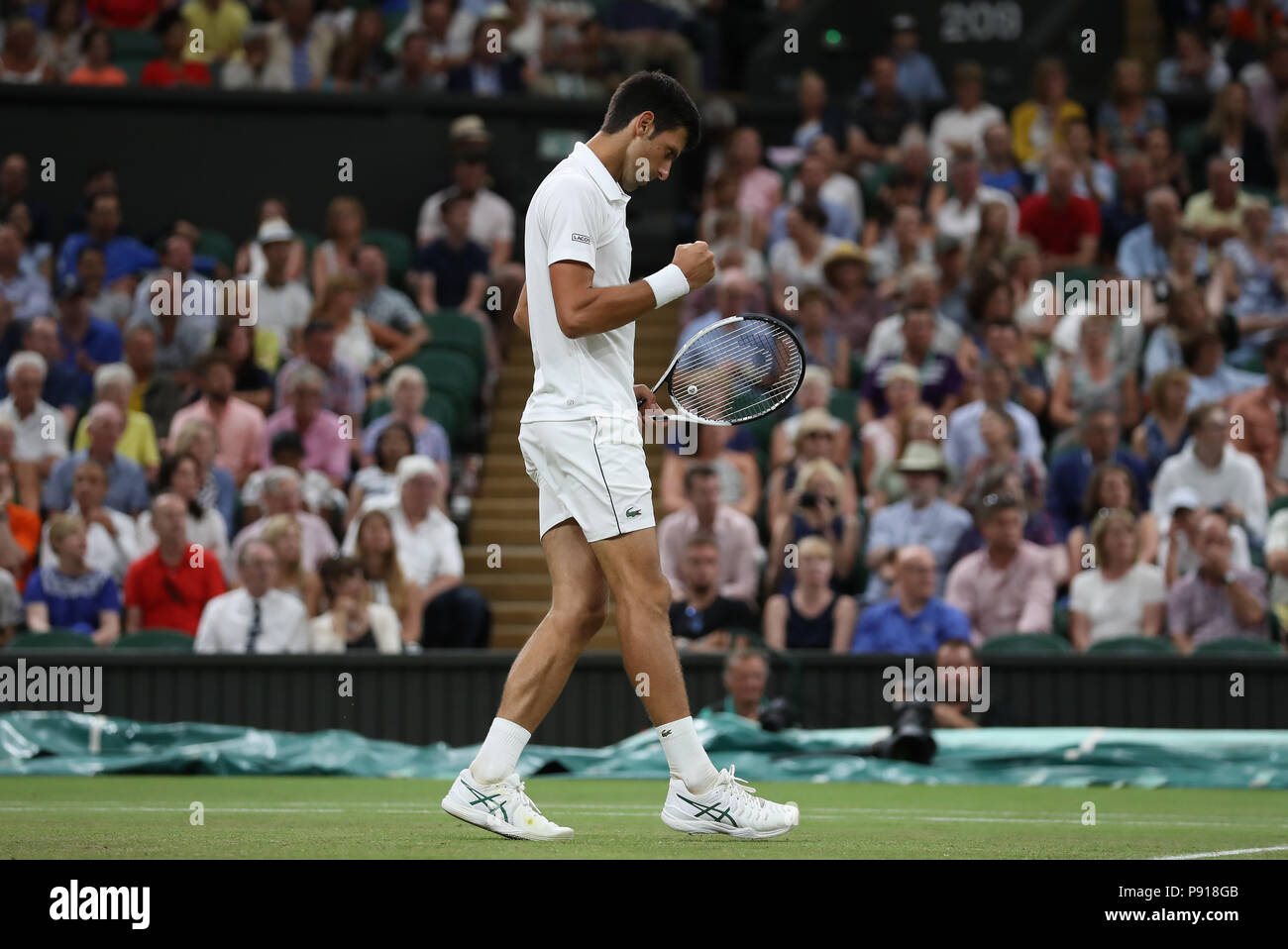 13. Juli 2018 All England Lawn Tennis und Croquet Club, London, England; die Wimbledon Tennis Championships, Tag 11; Novak Djokovic (SRB) gewinnt einen Punkt in seinem Halbfinale gegen Rafael Nadal (ESP) Stockfoto