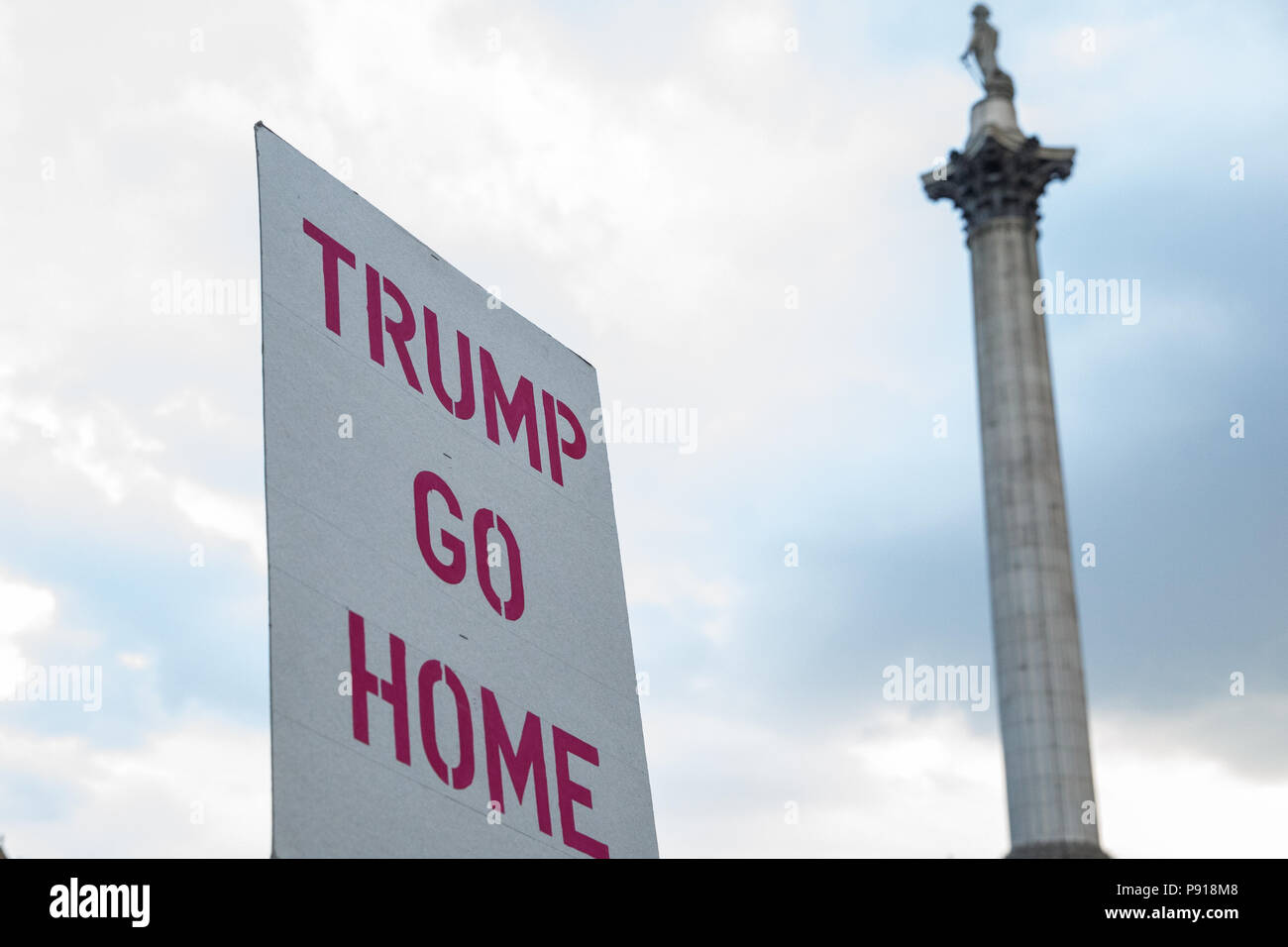 London, Großbritannien. 13. Juli 2018. Über 100.000 Menschen besuchen die Gemeinsam gegen Trumpf nationale Demonstration Kundgebung in Trafalgar Square aus Protest gegen den Besuch von US-Präsident Donald Trump. Auch an alle Veranstaltungsorte in Großbritannien besucht durch den US-Präsidenten und einem großen polizeioperation war an der richtigen Stelle an alle protestieren. Credit: Mark Kerrison/Alamy leben Nachrichten Stockfoto