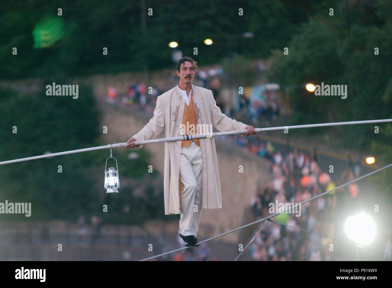 Sunderland, England, 13. Juli 2018. Chris Bullzini zu Fuß über den Fluss auf einer schrägen High Wire Verschleiß, Teil der Leistung Cirque des Bijou "portolan". Credit: Colin Edwards/Alamy Leben Nachrichten. Stockfoto