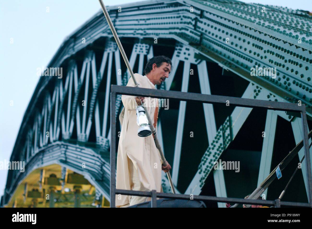 Sunderland, England, 13. Juli 2018. Chris Bullzini Abschluss seiner rekordverdächtigen Überquerung des Flusses auf einer schrägen High Wire Verschleiß, Teil der Leistung Cirque des Bijou "portolan". Credit: Colin Edwards/Alamy Leben Nachrichten. Stockfoto