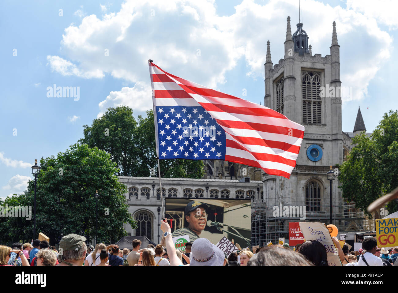 London, Großbritannien: 13. Juli 2018: Tausende von Anti-Donald Trump die Demonstranten auf Central London in der Hitze des Sommers. Der Präsident von Amerika ist bei seinem ersten Besuch in Großbritannien. respektlos Anti-Trump Unterstützer fliegen die Sterne und Streifen mit der Oberseite nach unten auf den Parliament Square. Credit: Ian Francis/Alamy leben Nachrichten Stockfoto