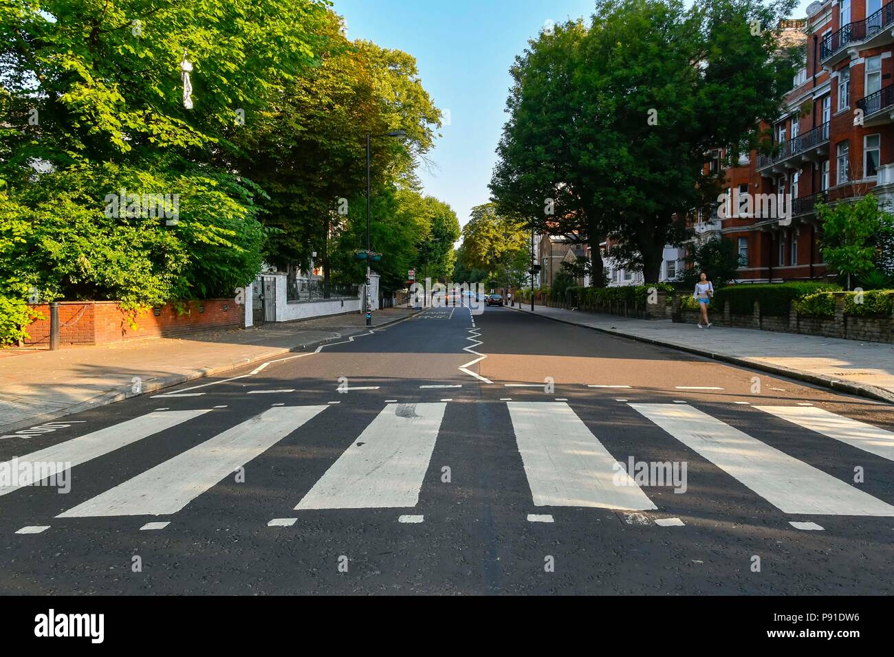 Abbey Road, London, UK. 14. Juli 2018. UK Wetter. Der Zebrastreifen, berühmt durch die Beatles auf der Abbey Road in London an einem warmen, sonnigen Morgen. Foto: Graham Jagd-/Alamy leben Nachrichten Stockfoto