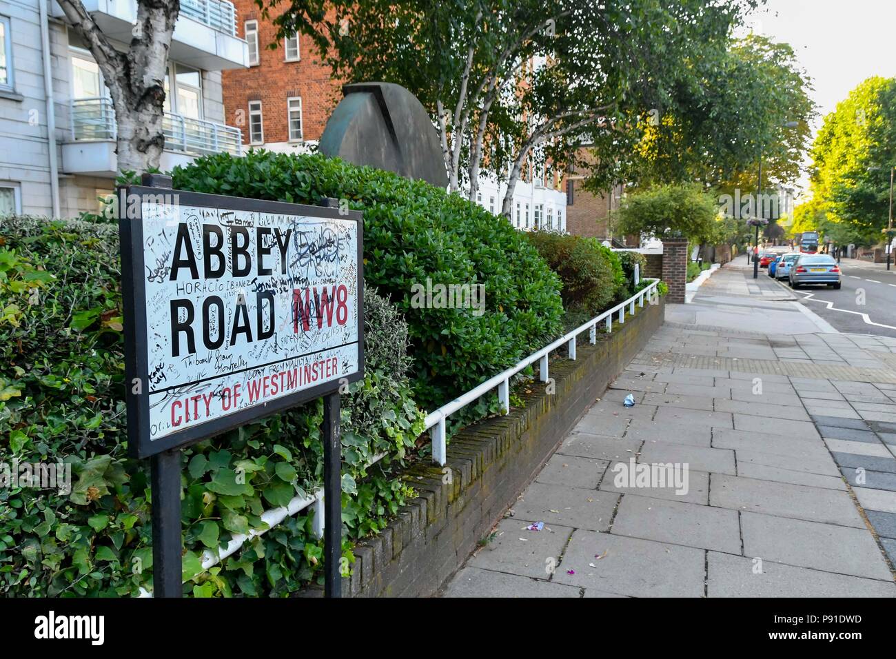 Abbey Road, London, UK. 14. Juli 2018. UK Wetter. Abbey Road Street in London an einem warmen, sonnigen Morgen. Foto: Graham Jagd-/Alamy leben Nachrichten Stockfoto