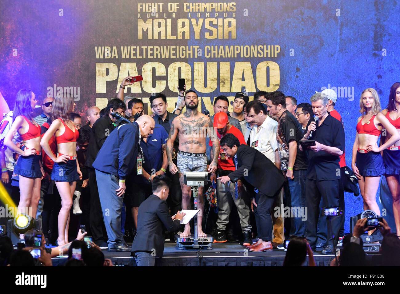 Kuala Lumpur, Malaysia. 14. Juli 2018. Lucas Matthysse, der Argentinischen World Boxing Association (WBA) welterweight Champion, wiegt in Kuala Lumpur, Malaysia, 14. Juli 2018. Die mit Spannung erwarteten Kampf zwischen Matthysse und boxlegende Manny Pacquiao wird am 15. Juli an der Axiata Arena in Kuala Lumpur. Credit: Chong Voon Chung/Xinhua/Alamy leben Nachrichten Stockfoto