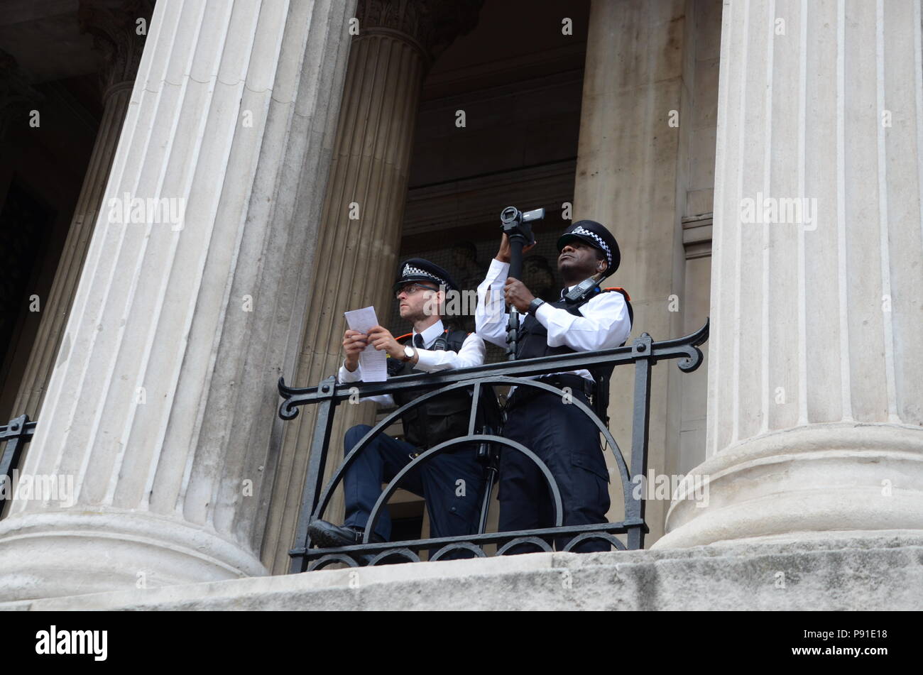 London, UK, 13. Juli 2018. Anti trump Proteste und Plakate in Trafalgar Square London uk 13. Juli 2018 traf die Polizei filmen Massen: Simon Leigh/Alamy leben Nachrichten Stockfoto