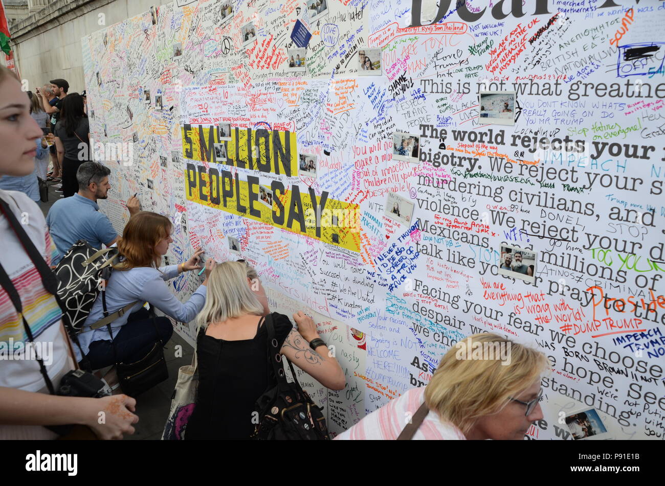 London, UK, 13. Juli 2018. Anti trump Proteste und Plakate in Trafalgar Square London uk 13. Juli 2018 Sehr geehrter Herr Trump Unterzeichnung board: Simon Leigh/Alamy leben Nachrichten Stockfoto