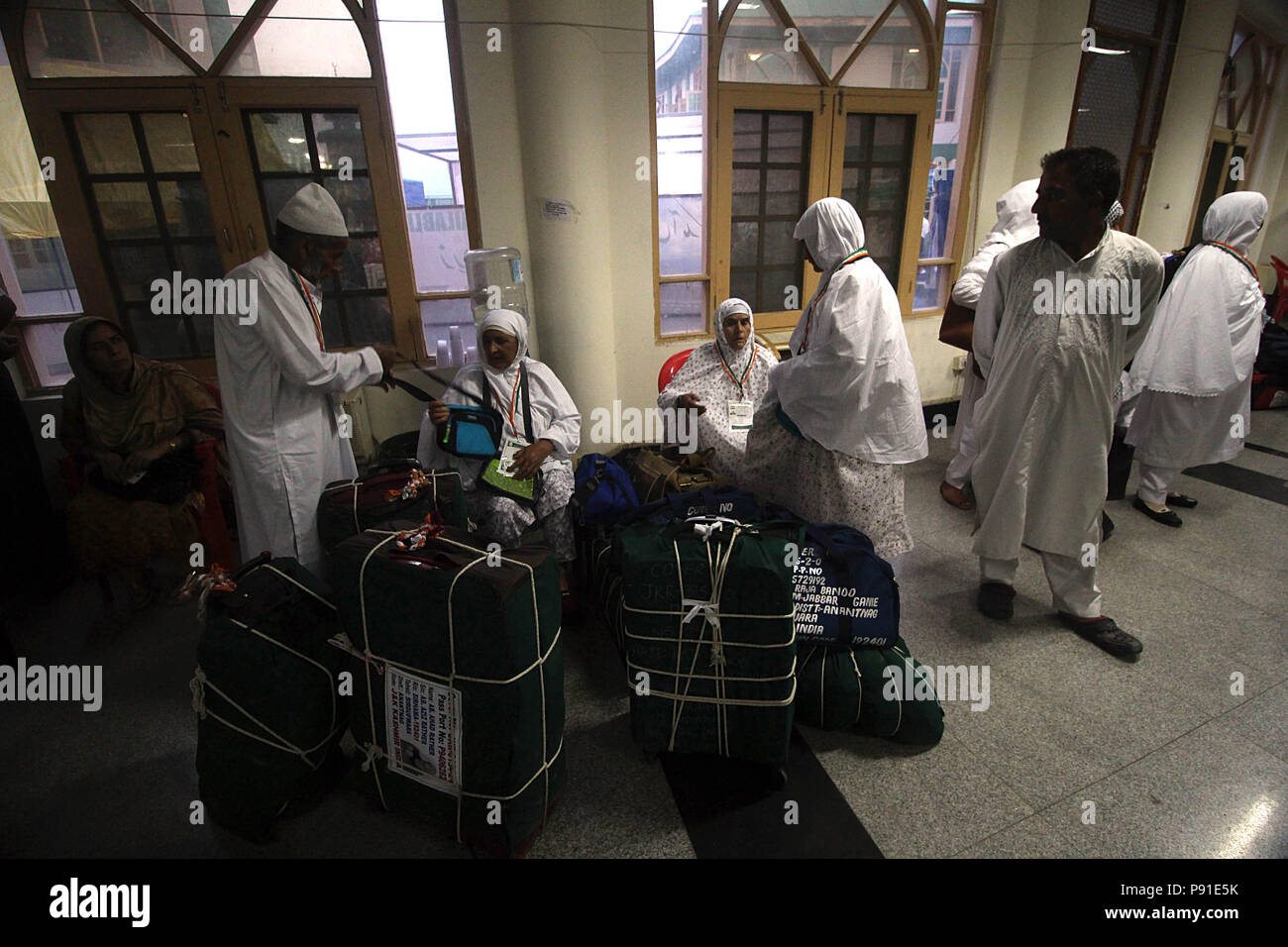 Srinagar, Jammu und Kaschmir, Indien. 14. Juli 2018. Kaschmir Hadsch pilgern Sammeln Gepäck vor Ihrer Abreise nach Mekka pilgern in Srinagar, Provinz Kaschmir, Indien Am 14. Juli 2018. Die erste Charge von 820 kaschmir Hajj für die jährliche Pilgerfahrt zu den heiligsten Ort für Muslime in diesem Jahr Ritual durchzuführen. Credit: Faisal Khan/ZUMA Draht/Alamy leben Nachrichten Stockfoto