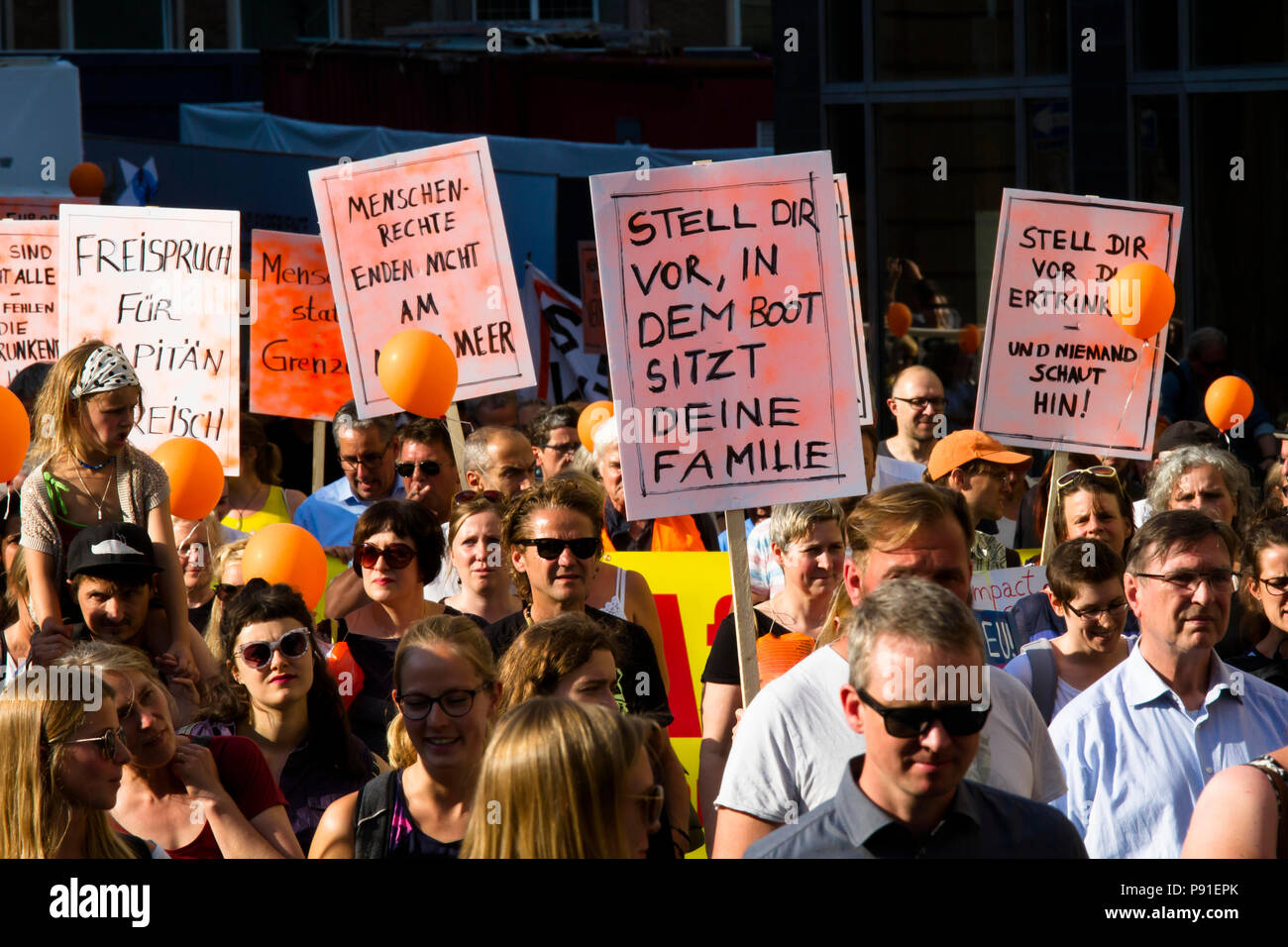 Köln, Deutschland, 13. Juli 2018. Mehrere tausend Menschen haben am 13. Juli 2018 in Köln demonstrieren für die Rettung von Flüchtlingen aus dem Mittelmeer. Unter dem Motto "Sterben im Mittelmeer", eine Koalition von Initiativen, politischen Gruppen und Einzelpersonen will ein Signal für die Menschheit zu senden. Köln, Deutschland. Quelle: Jörn Sackermann/Alamy leben Nachrichten Stockfoto