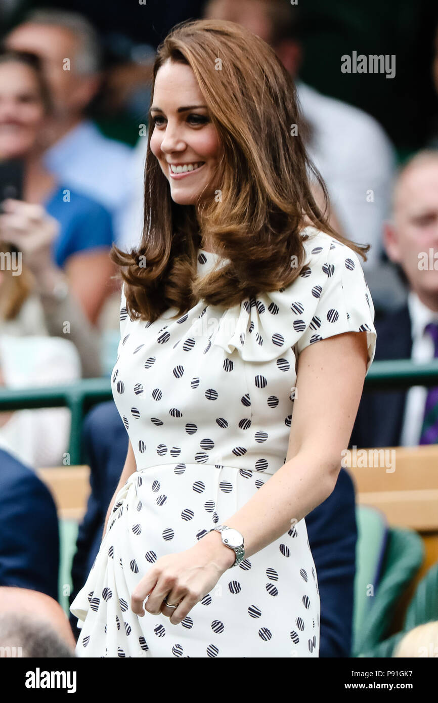 London, UK, 14. Juli 2018: Catherine 'Kate' Herzogin von Cambridge Besuche der Männer Halbfinale bei Tag 12 in Wimbledon Tennis Championships 2018 auf der All England Lawn Tennis und Croquet Club in London. Credit: Frank Molter/Alamy leben Nachrichten Stockfoto