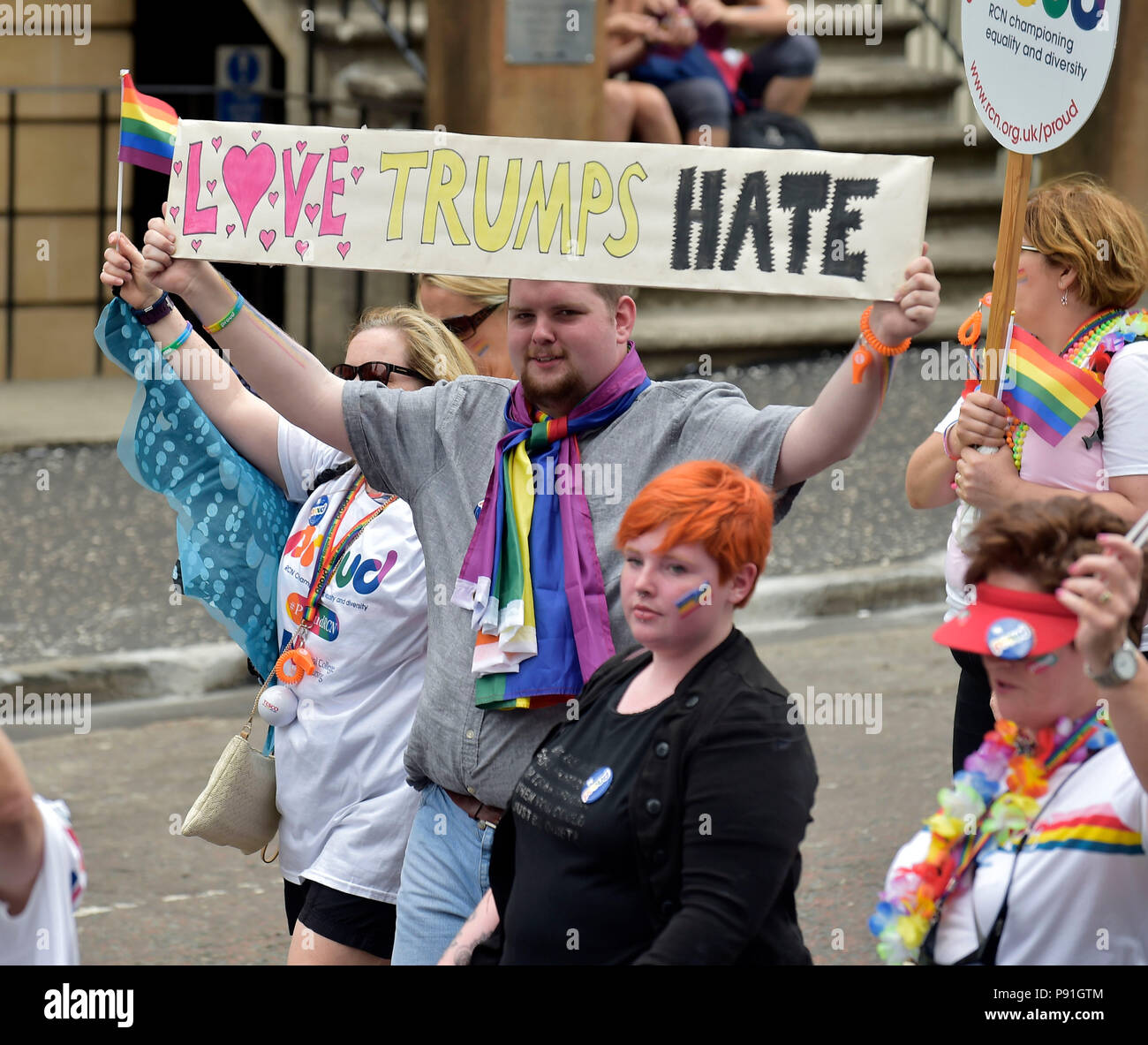 Stolz Glasgow 2018 dargestellt führt der Spaziergang bis St. Vincent Street, Glasgow, Erster Minister Schottlands Nicola Stör. Stockfoto