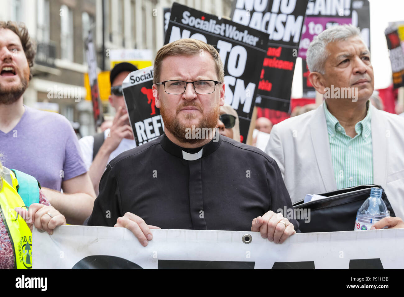 Whitehall, Westminster, London, 14. Juli 2018. Der Reverend Steven Saxby, Aktivist bei der Kundgebung. Aktivisten aus 'Stand Bis zu Rassismus", Demonstranten gegen Faschismus und andere Organisationen protestieren auf einer Kundgebung ein "Freies Tommy Robinson" Demonstration, die zur gleichen Zeit in der Nähe von Downing Street in Whitehall, Westminster nimmt zu begegnen. Stockfoto