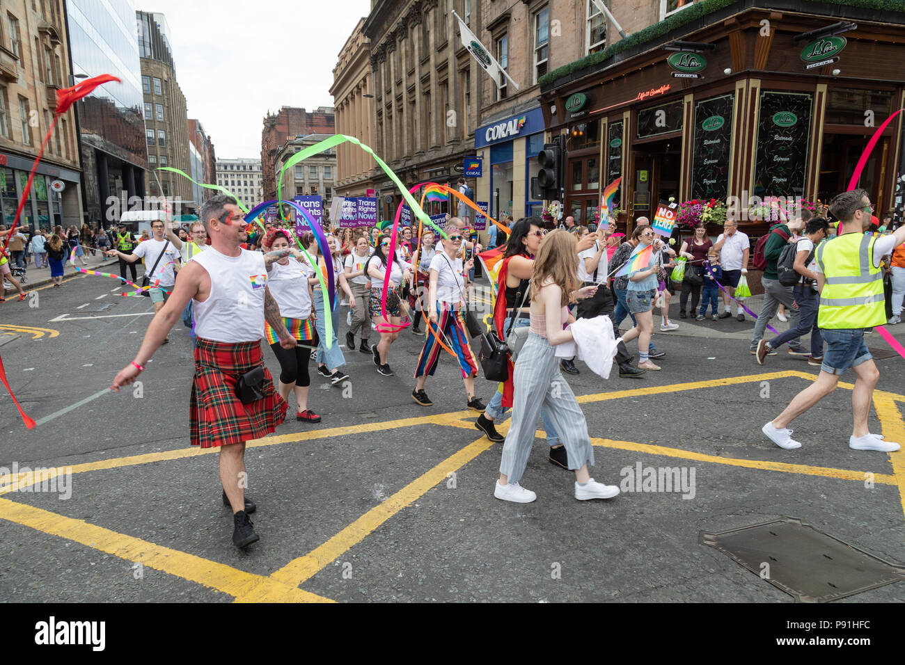 Das Stadtzentrum von Glasgow, Glasgow, Vereinigtes Königreich, Samstag, 14. Juli 2018. Tausende beteiligen sich an der Glasgow Gay Pride Parade durch das Stadtzentrum von Glasgow. In diesem Jahr wird der Stolz Veranstaltung im Kelvingrove Park gehalten wird. Die Parade wurde von Nicola Sturgeon, die auch offiziell eröffnete die Veranstaltung geführt. In der Unterhaltung dieses Jahr enthalten ist ein Schritte Konzert. © Garry Cornes/Alamy leben Nachrichten Stockfoto