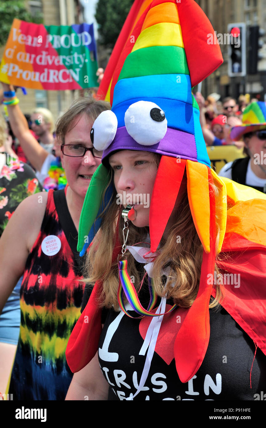Flaggen und Hüte beim Pride Day, die Transgender, LGBT und Schwule feiern Stockfoto
